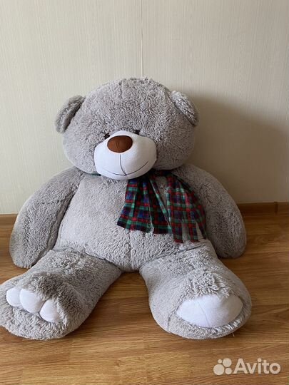 Большой плюшевый медведь