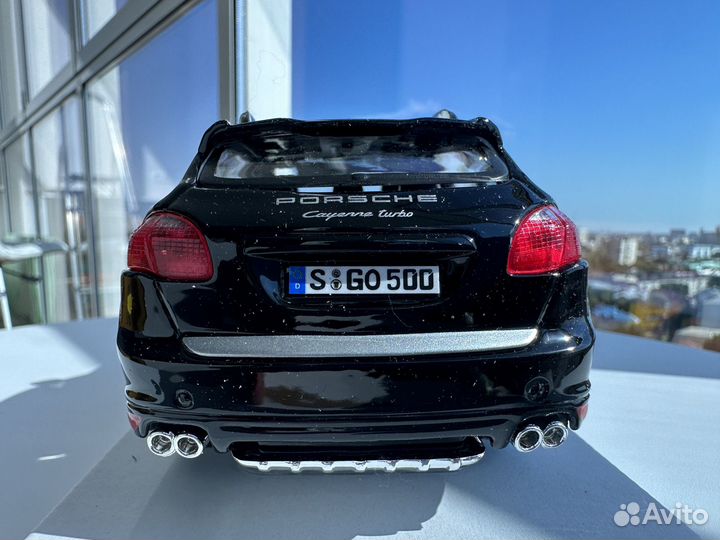 Машинка коллекционная Porsche Cayenne Turbo