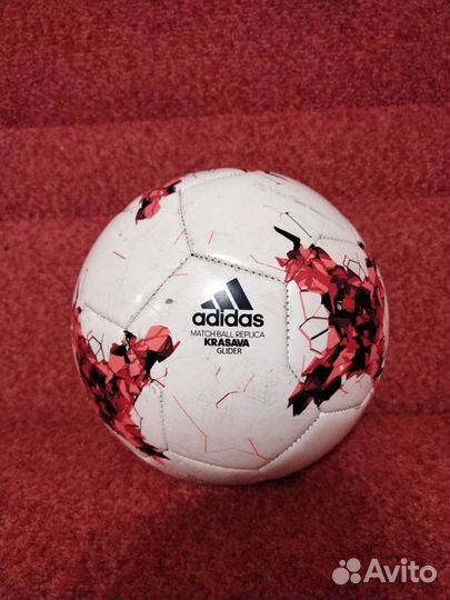 Футбольный мяч adidas