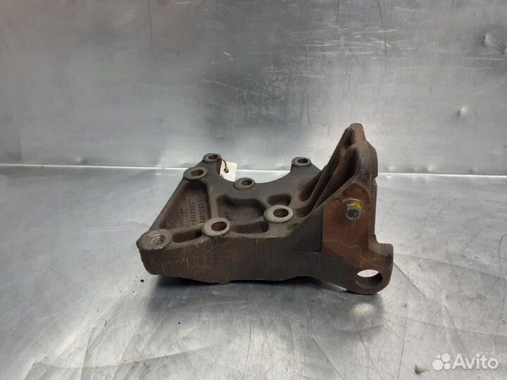 Кронштейн двигателя правый Volkswagen Transporter