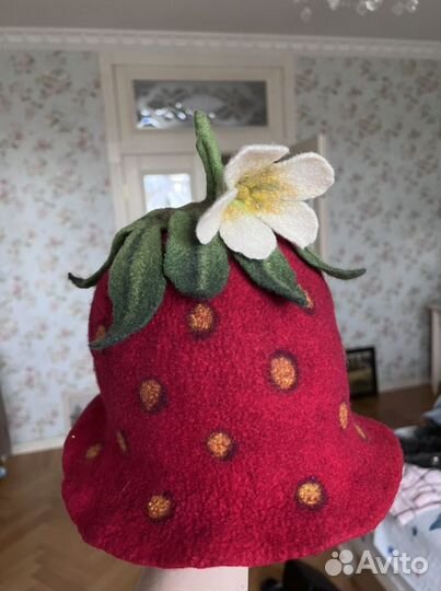 Шапочка-клубничка войлок ручная работа