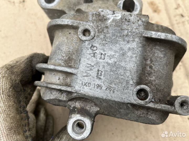 Опора двигателя правая Фольксваген Пассат сс