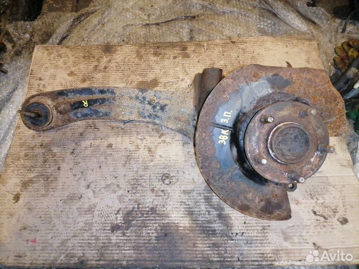 Кулак задний правый Mazda 3