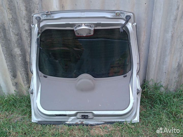 Крышка багажника Nissan March K12