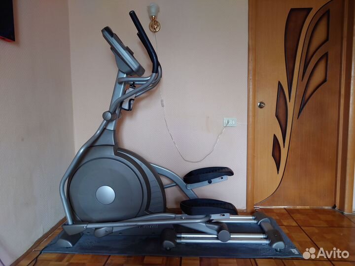 Элипсоидный тренажер Spirit Fitness XE195