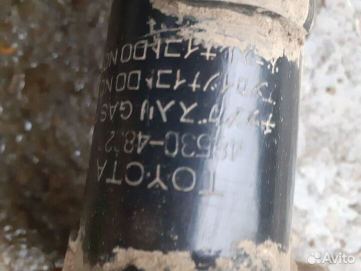 Стойки амортизатора задняя правая левая на Lexus