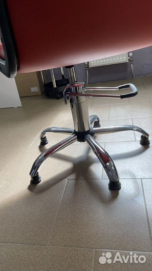 Кресла и тележки парикмахерские