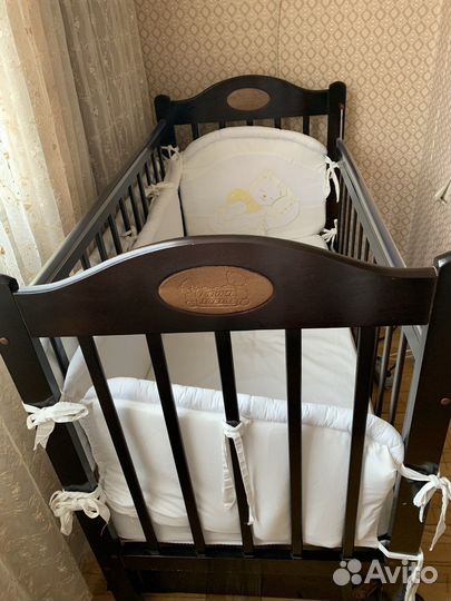 Детская кроватка с маятником и ящиком