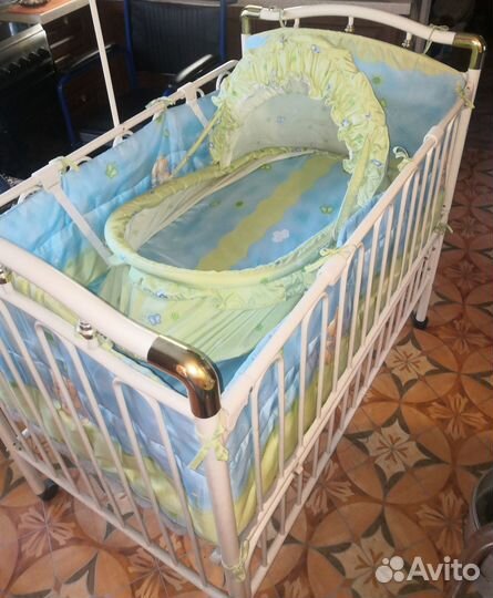 Детская кроватка с маятником