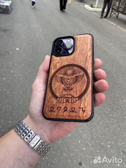 Деревянный чехол на iPhone