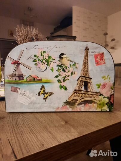 Сундук для хранения рукоделия с остатками пряжи