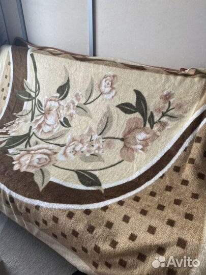 Пледы тёплые разные отличное состояние