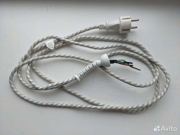 Два электропровода с вилкой