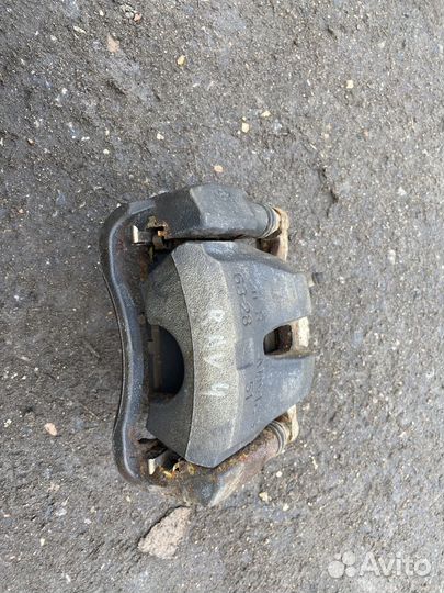 Суппорт тормозной передний Tayota Rav 4 2006