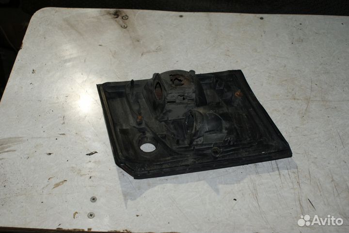 Задний правый фонарь багажника Toyota Carina E