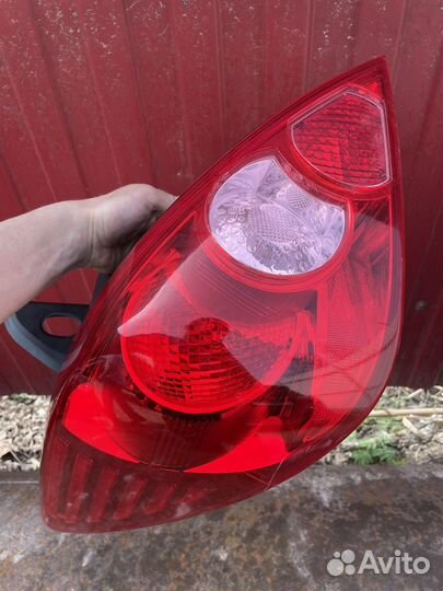 Задний левый фонарь Nissan Tiida