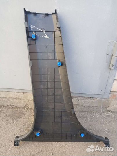 Пластик правой центральной стойки