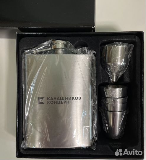 Фляжка со стопками и воронкой