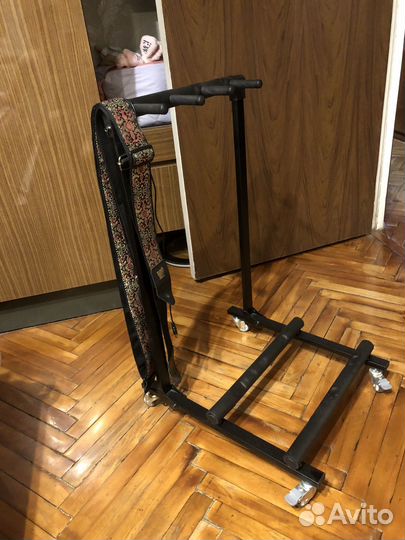 Гитарная стойка-тележка