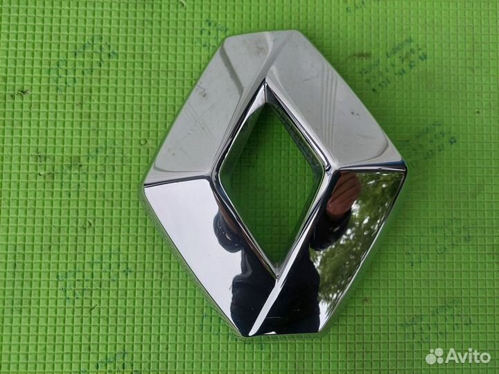 Эмблема Renault Sandero 2