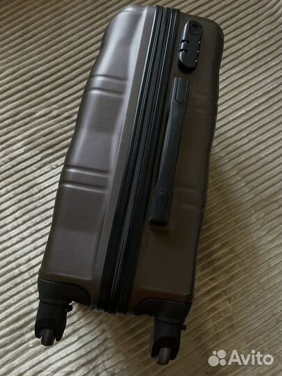 Чемодан на колесах размер s