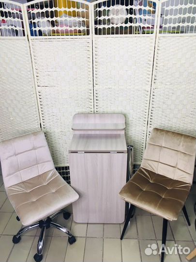 Манкюрный стол и стулья