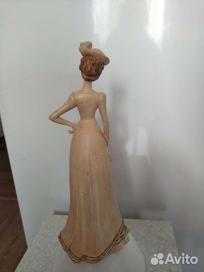 Дама в шляпе статуэтка из полистоуна