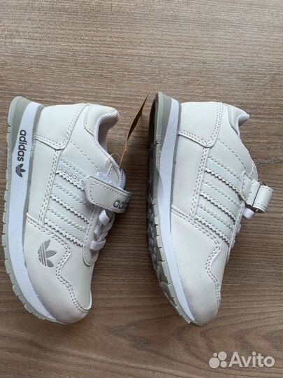 Белые кроссовки adidas 30
