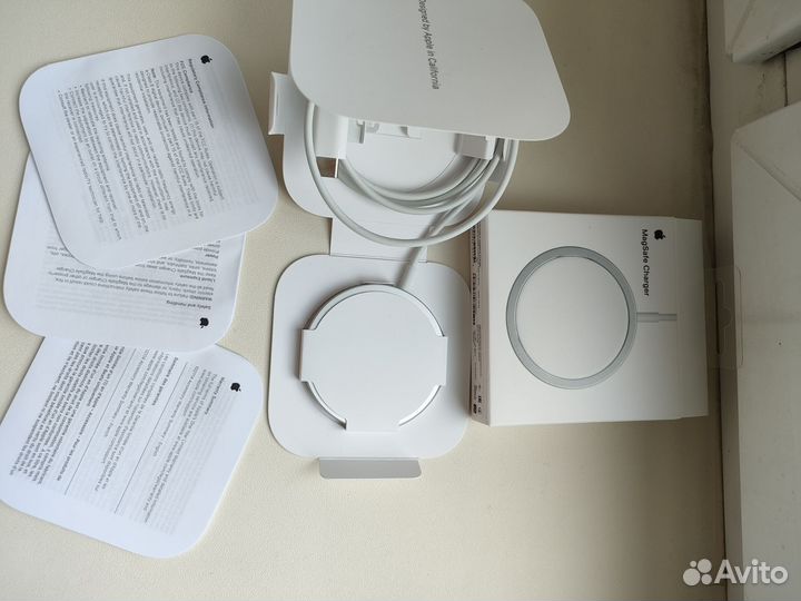 Беспроводное зарядное устройство Apple MagSafe