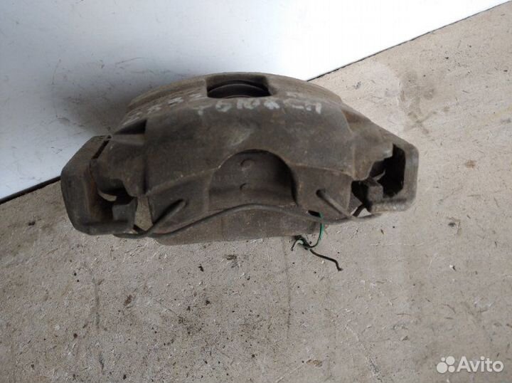 Суппорт передний правый Ford Fusion 2009