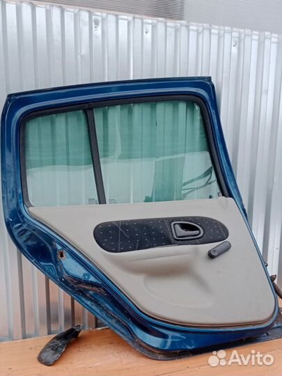 Задняя левая дверь Renault clio