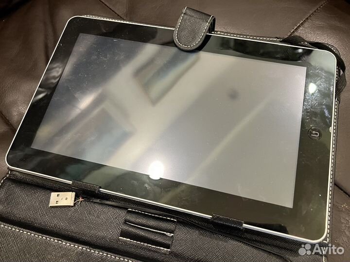 Планшет с чехлом и клавиатурой