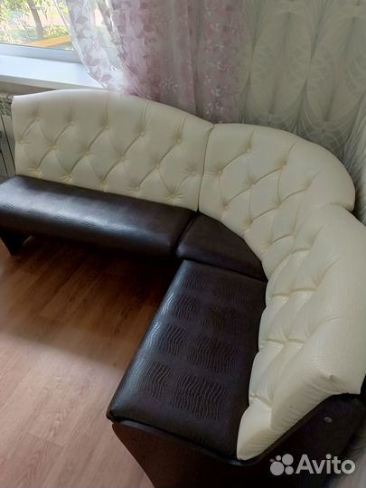 Кухонный уголок со столом