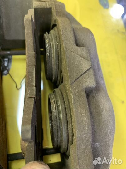 Супорт правый toyota sequoia 2008-2017 tundra