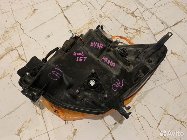 Фара правая mazda demio DY