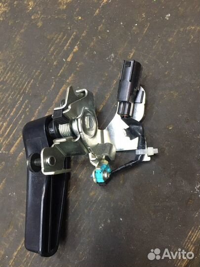 Замок нижнего борта Toyota LC 200