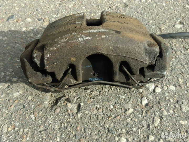 Суппорт передний правый Volkswagen Passat B6 1.9