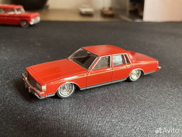 Модель автомобиля 1:64 Lowrider Chevrolet Caprice