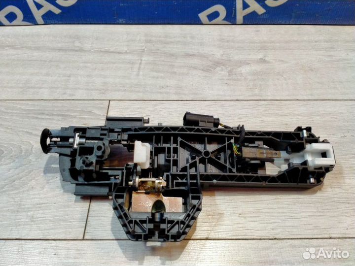 Держатель ручки (скелет) передний левый