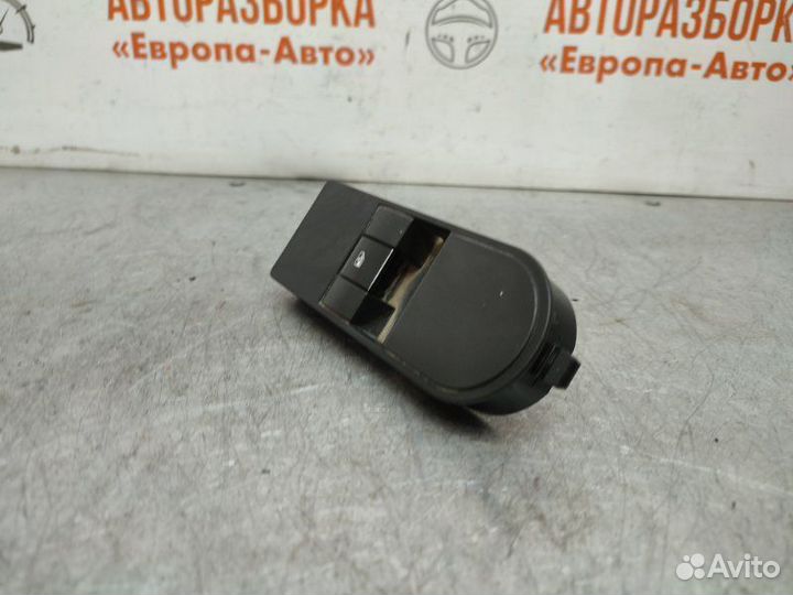 Кнопка стеклоподъемника передняя правая Opel