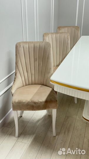 Стол и стулья в гостиную. В наличии