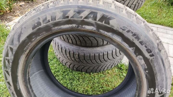 Bridgestone Blizzak Spike-01 235/55 R17 103T