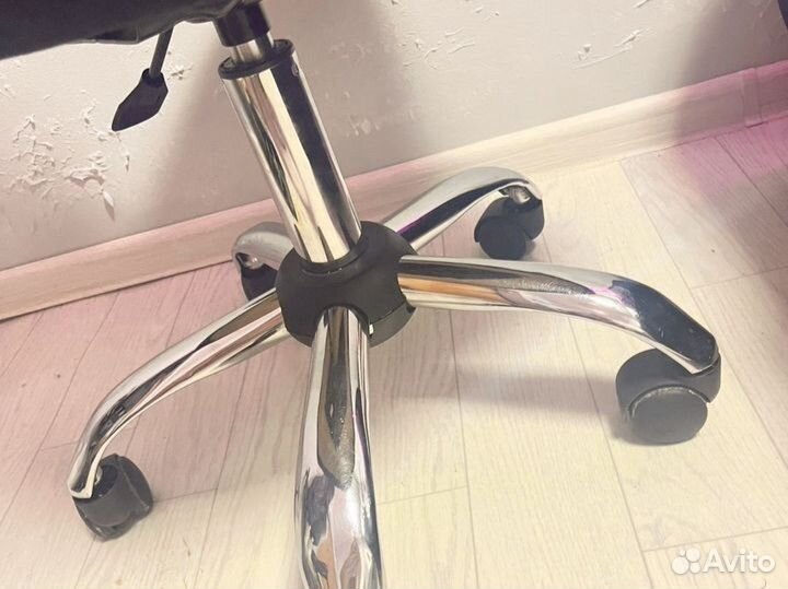 Стул на колесиках