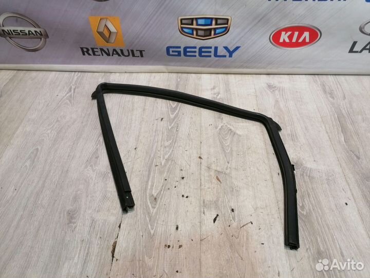 Уплотнитель зад проема стекла двери Nissan note E1