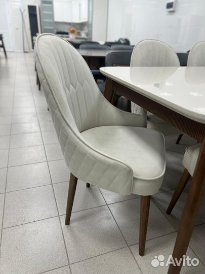 Кухонный стол и стулья