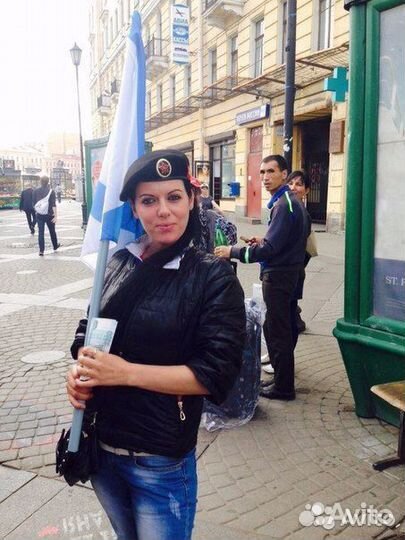 Промоутер раздача листовок, есть громкоговоритель