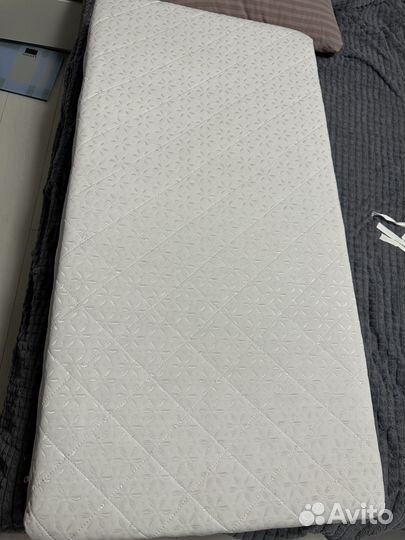 Кроватка с маятником и матрасом