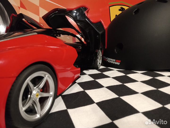 Чёрный защитный шлем Scuderia Ferrari