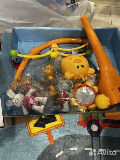 Мобиль на кроватку жирафики