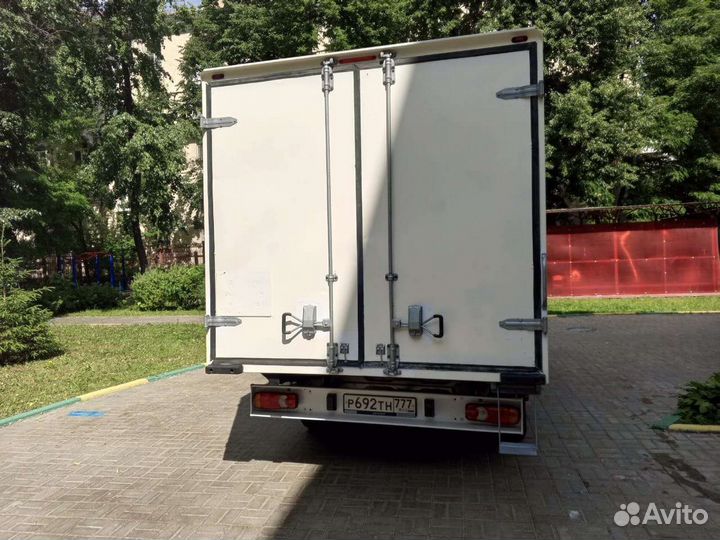 Водитель на своем грузовом авто